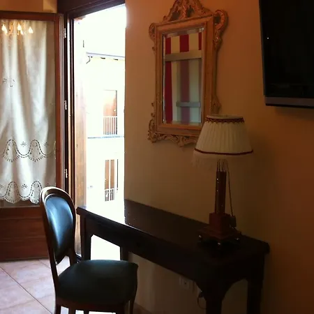 Lucy's Houses - Vittoria Rosso